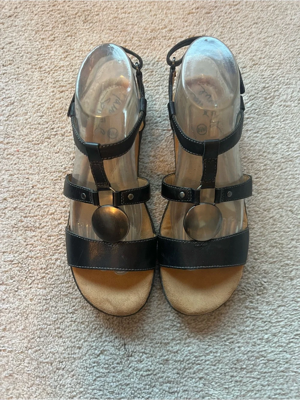 Natural Soul Black Leather T-Strap Women's Sandals 8.5 Silver Medallion - Picture 3 of 14